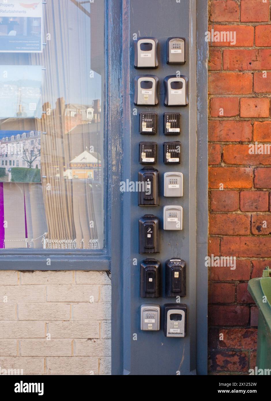 Eine Sammlung verschiedener Schlüsselsafes im Freien in Scarborough Stockfoto
