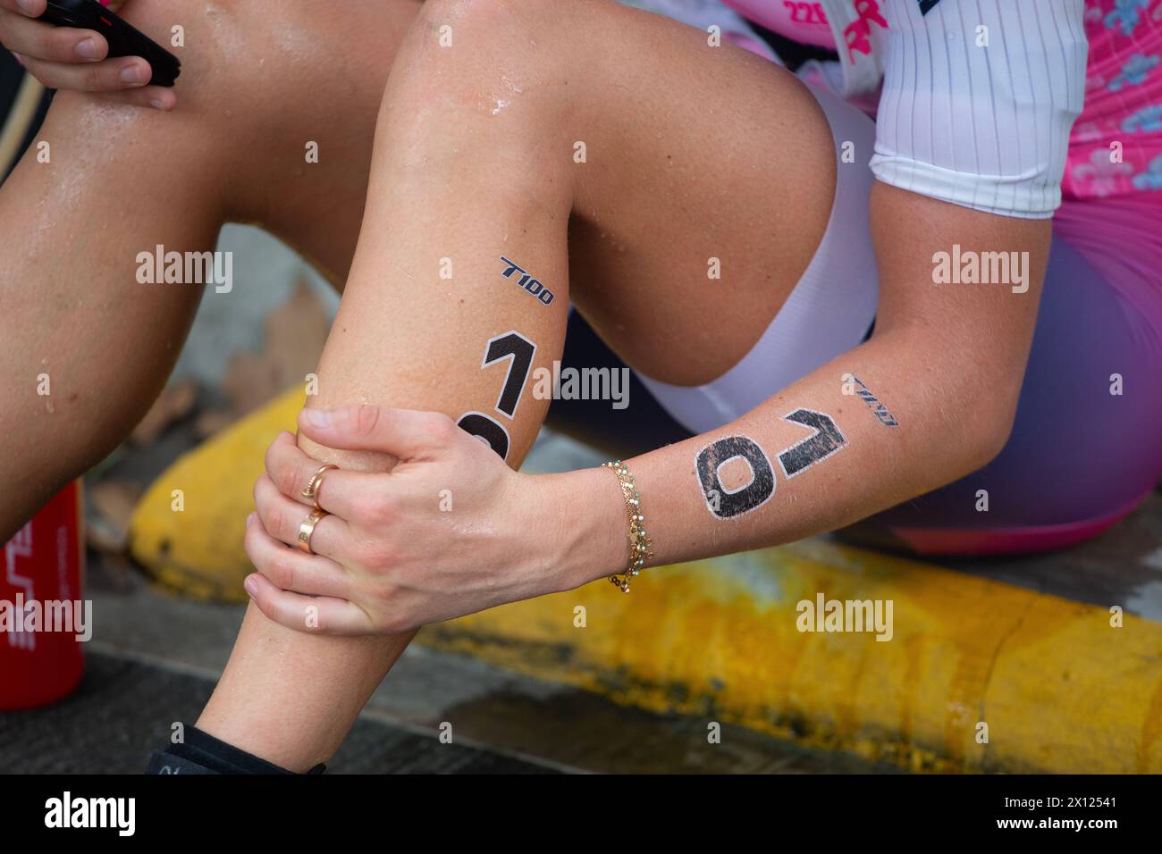 13. April 2024. Nahaufnahme der weiblichen Elite Arm und Beine mit ihrer Wettkampfnummer brach Athletic während des T100-Wettbewerbs in Singapur aus. Stockfoto