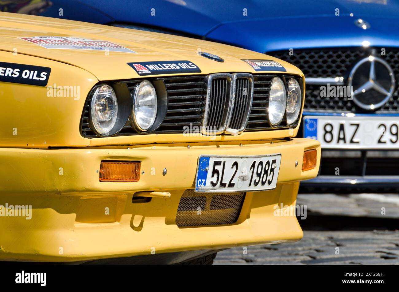 Prag, Tschechische republik - 12. April 2024: Oldtimer-Rallye in Prag. Oldtimer-Rennwagen BMW aus den 80er Jahren Scheinwerferdetails. Stockfoto