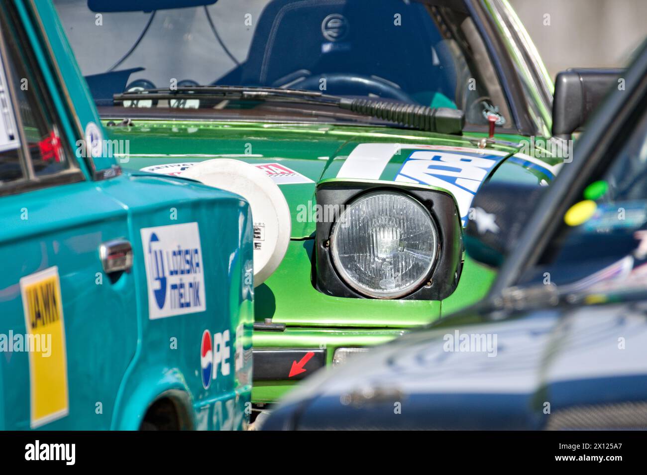 Prag, Tschechische republik - 12. April 2024: Oldtimer-Rallye in Prag. Oldtimer-Rennwagen Porsche 944. Scheinwerferdetails. Stockfoto