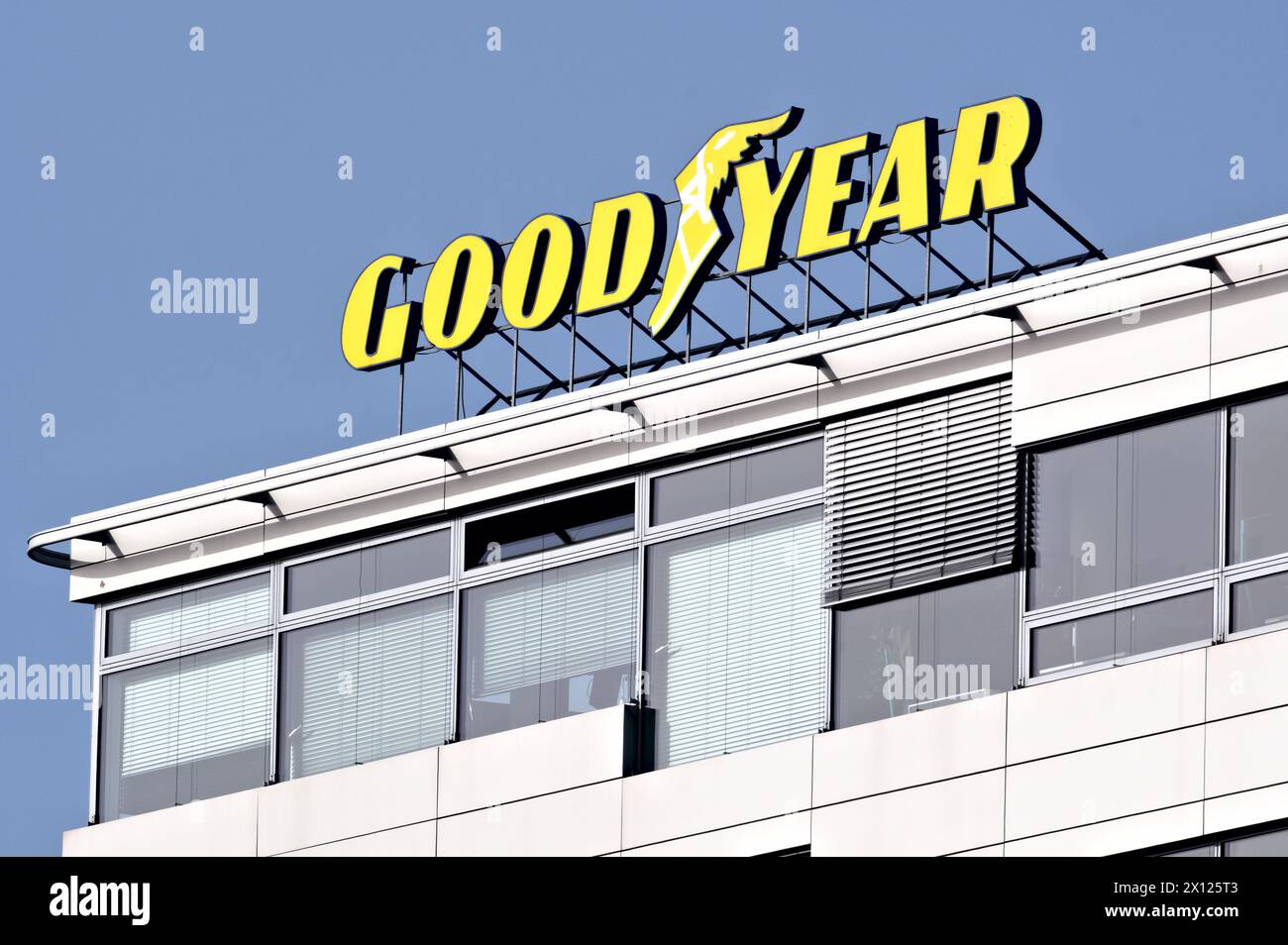 Prag, Tschechische republik - 11. April 2024: Unterschrift Banner des Unternehmens GOOD YEAR. Gelbes Logo auf der Oberseite des Gebäudes. Traditionelles Reifenherstellerunternehmen. Stockfoto