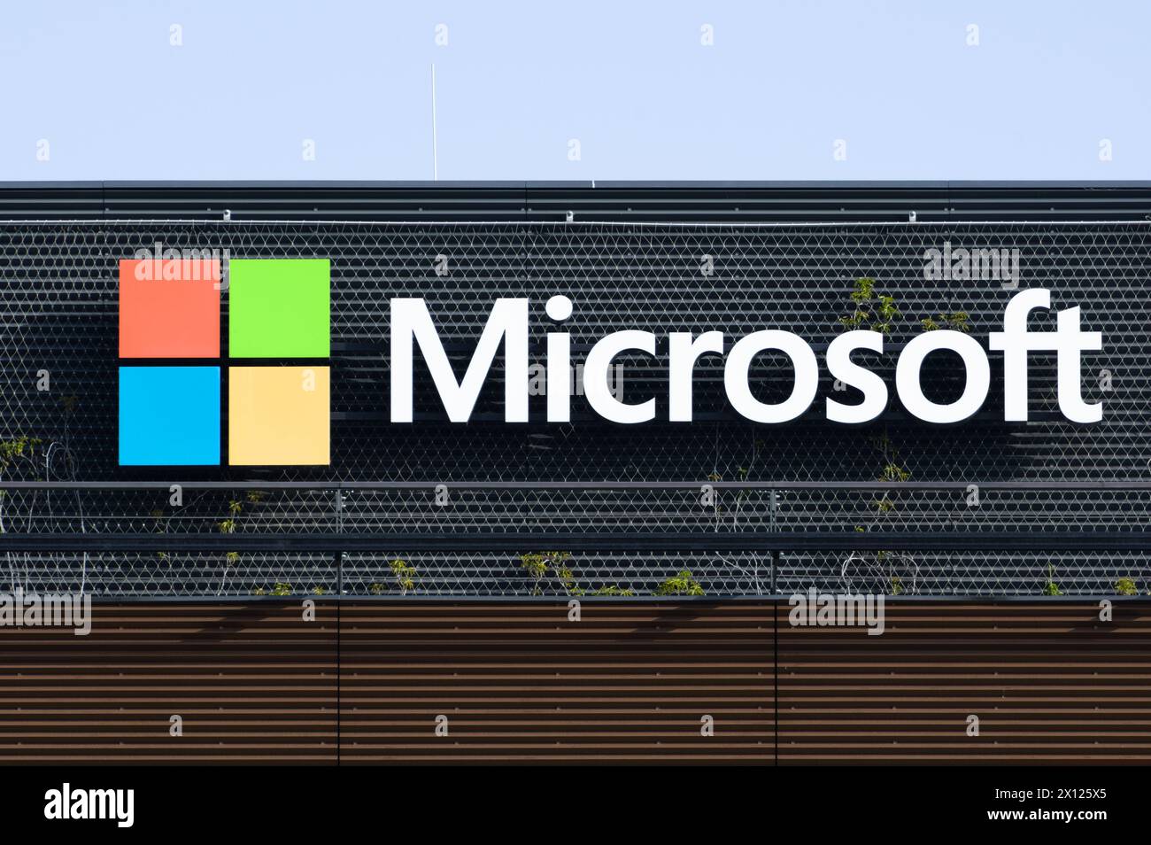 Prag, Tschechische republik - 11. April 2024: Microsoft-Hauptsitz. Logoschild auf dem Hauptquartier. Stockfoto