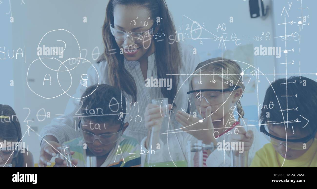 Digitales Composite von Kindern im Chemiekurs, die Chemikalien und Gleichungen und Diagramme im Vordergrund studieren Stockfoto