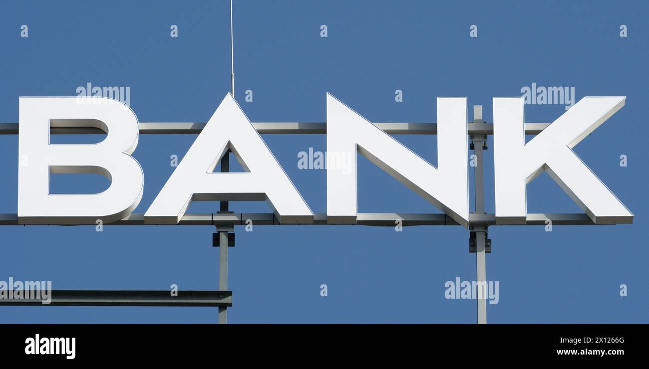Prag, Tschechische republik - 11. April 2024: Universelle Bankbanner isoliert auf himmelblauem Hintergrund. Geld-, Finanz- und Banksektorkonzept. Stockfoto
