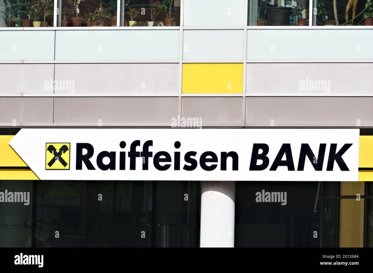 Prag, Tschechische republik - 11. April 2024: Hauptsitz der Raiffeisen Bank. Logoschild auf dem Hauptquartier. Geld-, Finanz- und Banksektorkonzept. Stockfoto