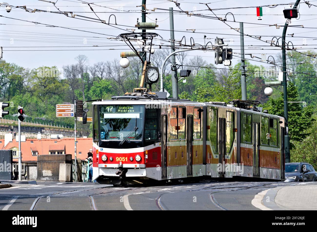 Prag, Tschechische republik - 12. April 2024: Rote Straßenbahn im Zentrum von Prag. Öffentliche Verkehrsmittel in der Hauptstadt der Tschechischen republik. Stockfoto