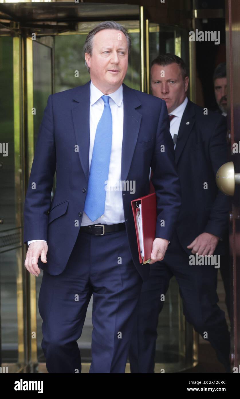 Außenminister Lord David Cameron verlässt die Millbank Studios in Westminster, Central London, nachdem er an Interviews der Medien am Morgen teilgenommen hatte. Bilddatum: Montag, 15. April 2024. Stockfoto