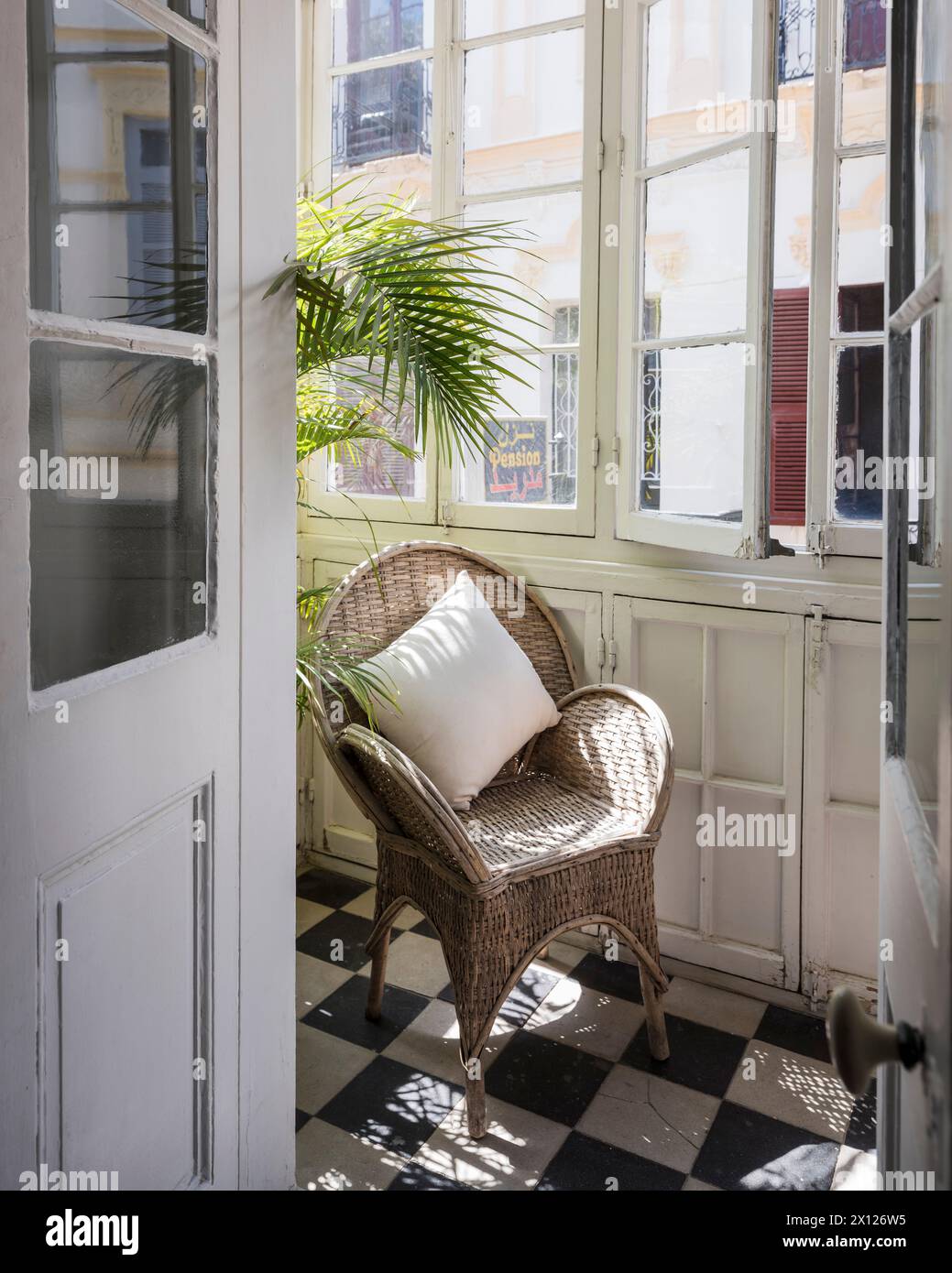 Korbstuhl im Mimi Calpe, französische Luxusvilla und Hotel aus den 1950er Jahren in Tanger, Marokko Stockfoto