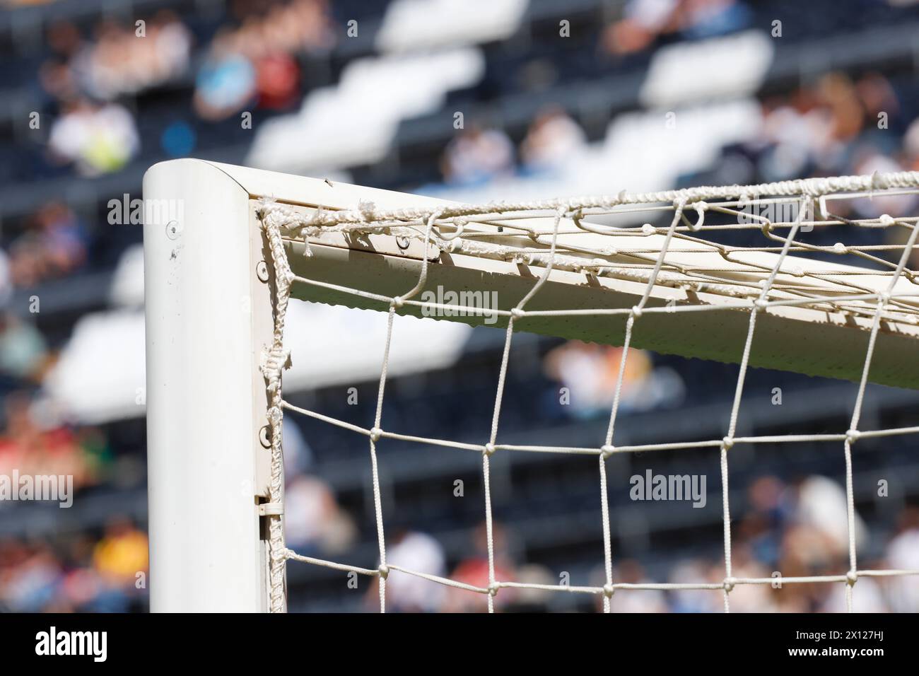 Fußball-Torpfosten stehen hoch vor dem Hintergrund des Spielfeldes. Stockfoto