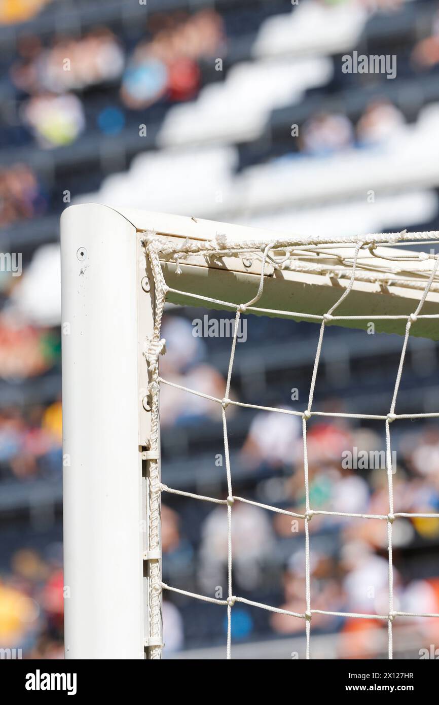 Fußball-Torpfosten stehen hoch vor dem Hintergrund des Spielfeldes. Stockfoto