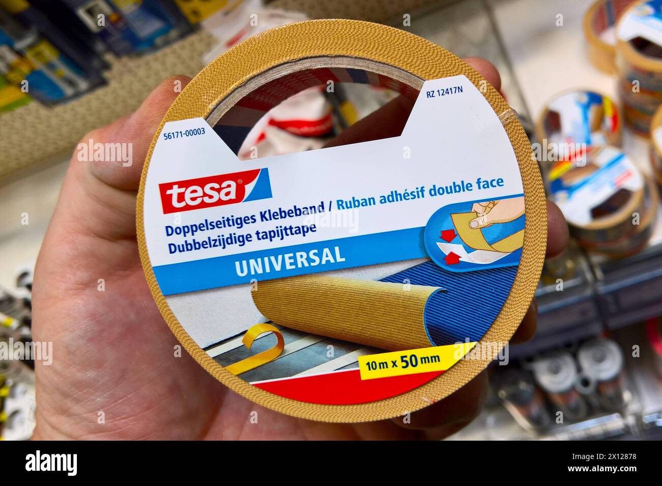 TESA Universal, doppelseitiges Klebeband. Tesa ist ein Markenname - wie auch Tesafilm, gleichzeitig Name der Tesa SE, eines Tochterunternehmens der Beiersdorf AG, das einen unabhängig geführten Teilkonzern bildet. Unter der Familienmarke entwickelt, produziert und vermarktet die Tesa-Gruppe Klebebänder sowie andere Klebematerialien für Verbraucher und die Industrie. Tesa gehört in Deutschland zu den bekanntesten Marken. Das Wort Tesafilm ist als Markenname in den Duden aufgenommen worden. In Österreich ist hingegen Tixo die bekannteste Marke für Klebebänder. Dabei handelt es sich auch um eine Stockfoto