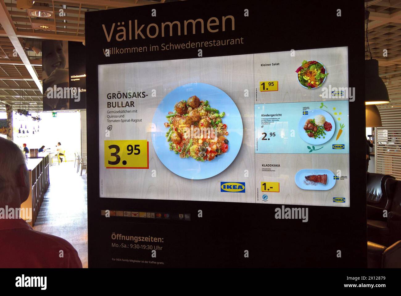 IKEA Food - Restaurant bzw Schwedenrestaurant, aktuelle Angebote der Speisekarte *** Ikea Food Restaurant oder schwedisches Restaurant, aktuelle Angebote auf der Speisekarte Stockfotografie