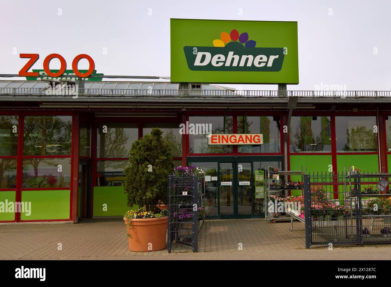 Dehner Garten-Center. Dehner ist eine in Deutschland und Österreich vertretene Gartencenter-Kette sowie ein Grosshandels- und Landhandelsunternehmen. Sitz der Unternehmenszentrale ist Rain am Lech *** Dehner Garten Center Dehner ist eine in Deutschland