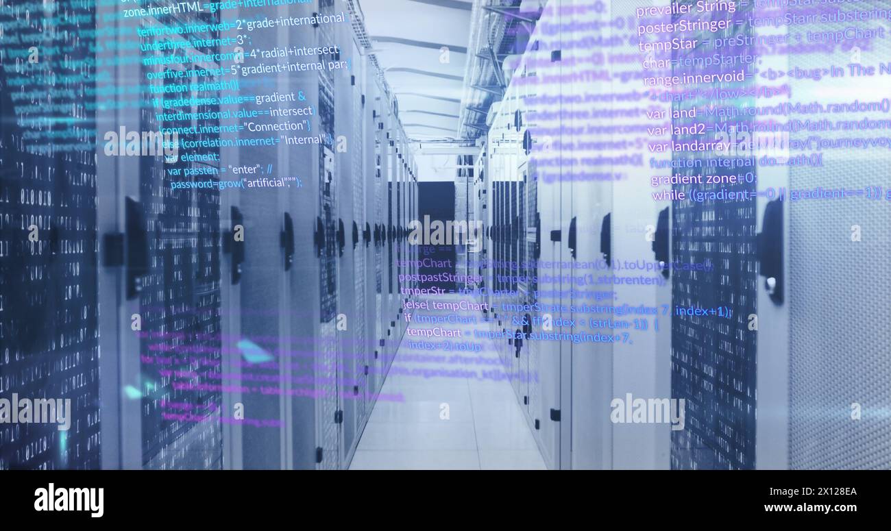 Ein Computerserverraum mit Datenverarbeitung und digitalen Informationen, die durch das Netzwerk von en fließen Stockfoto