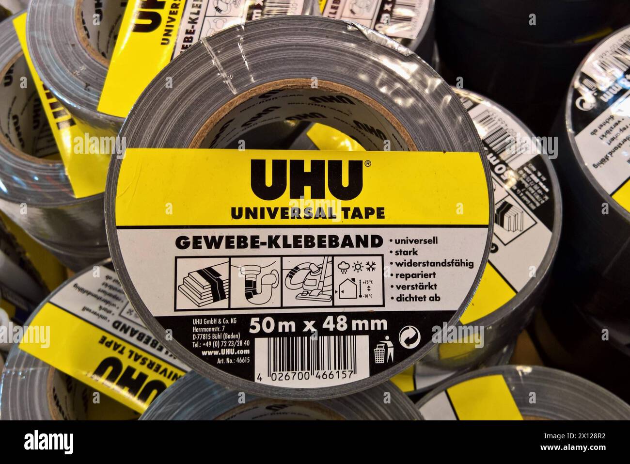 UHU Gewebe - Klebeband, 50 m x 48 mm. UHU - Eigenschreibweise in Versalien - ist eine Marke für Klebstoff. Sie werden in Deutschland, Österreich und der Schweiz häufig als Gattungsname für sogenannte Alleskleber verwendet, auch Klebstoffe für überwiegend kleinere Anwendungen in privaten Haushalten *** Uhu Gewebeklebeband, 50m x 48mm UHU ist ein Markenname für Klebstoffe und wird häufig in Deutschland verwendet. Österreich und die Schweiz als Gattungsbezeichnung für sogenannte Allzweckklebstoffe, d. h. Klebstoffe für überwiegend kleinere Anwendungen in privaten Haushalten Stockfoto