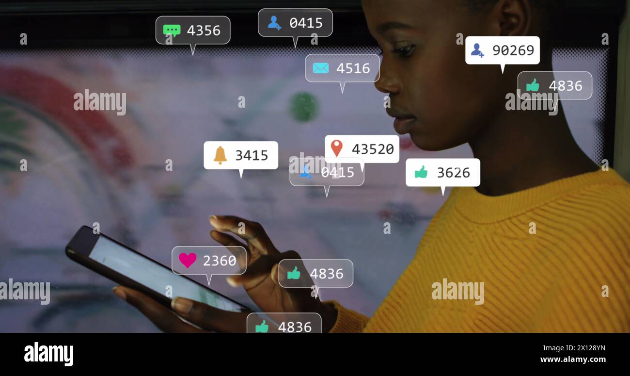 Bild von Benachrichtigungsbalken über afroamerikanisches Mädchen, das auf einem digitalen Tablet im Bus scrollt Stockfoto
