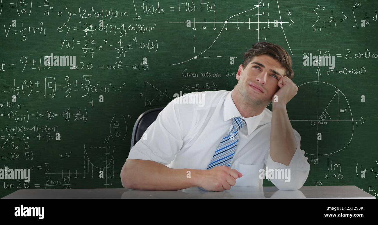 Bild eines kaukasischen Mannes, der die Taille hoch sitzend und nachdenklich vor der Tafel mit Mo gesehen hat Stockfoto