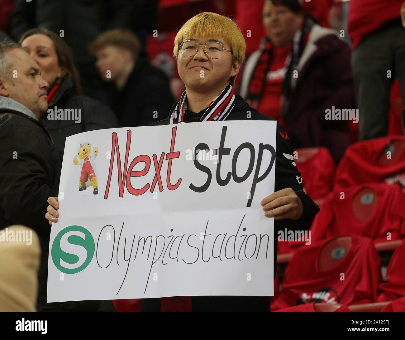 Leverkusen, Deutschland. April 2024. firo: 03.04.2024, Fußball, Fußball, DFB-Pokal, Saison 2023/2024, Halbfinale, Bayer 04 Leverkusen - Fortuna Düsseldorf 4:0 Fan, aus, bayer 04 Leverkusen, nächster Halt Olympiastadion, Aftersterstop Olympiastadion Berlin letzter Standort Credit: dpa/Alamy Live News Stockfoto