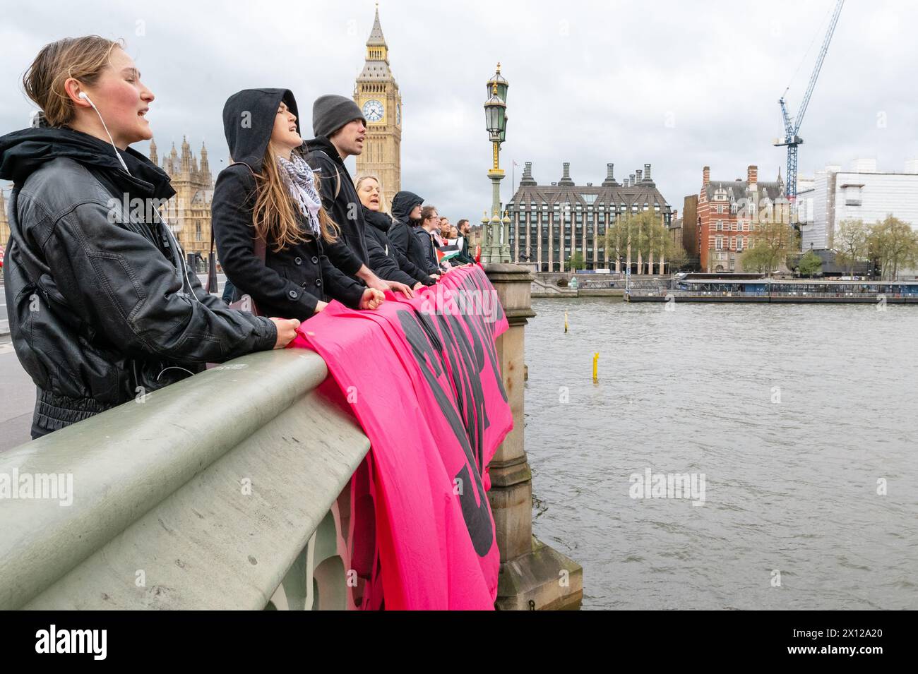 London, Großbritannien. 15. April 2024. Klimaaktivisten von Climate Resistance werfen ein Banner von der Westminster Bridge mit der Aufschrift „Stop Poluting Politics“. Anrede: Andrea Domeniconi/Alamy Live News Stockfoto