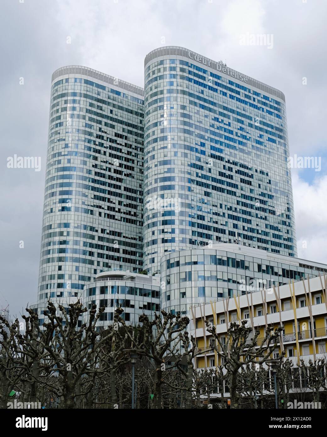 Paris, Frankreich - 6. März 2024. Gebäudearchitektur in La Defense, einem großen Geschäftsviertel von Paris, Frankreich. Coeur Defense Business Complex. Stockfoto