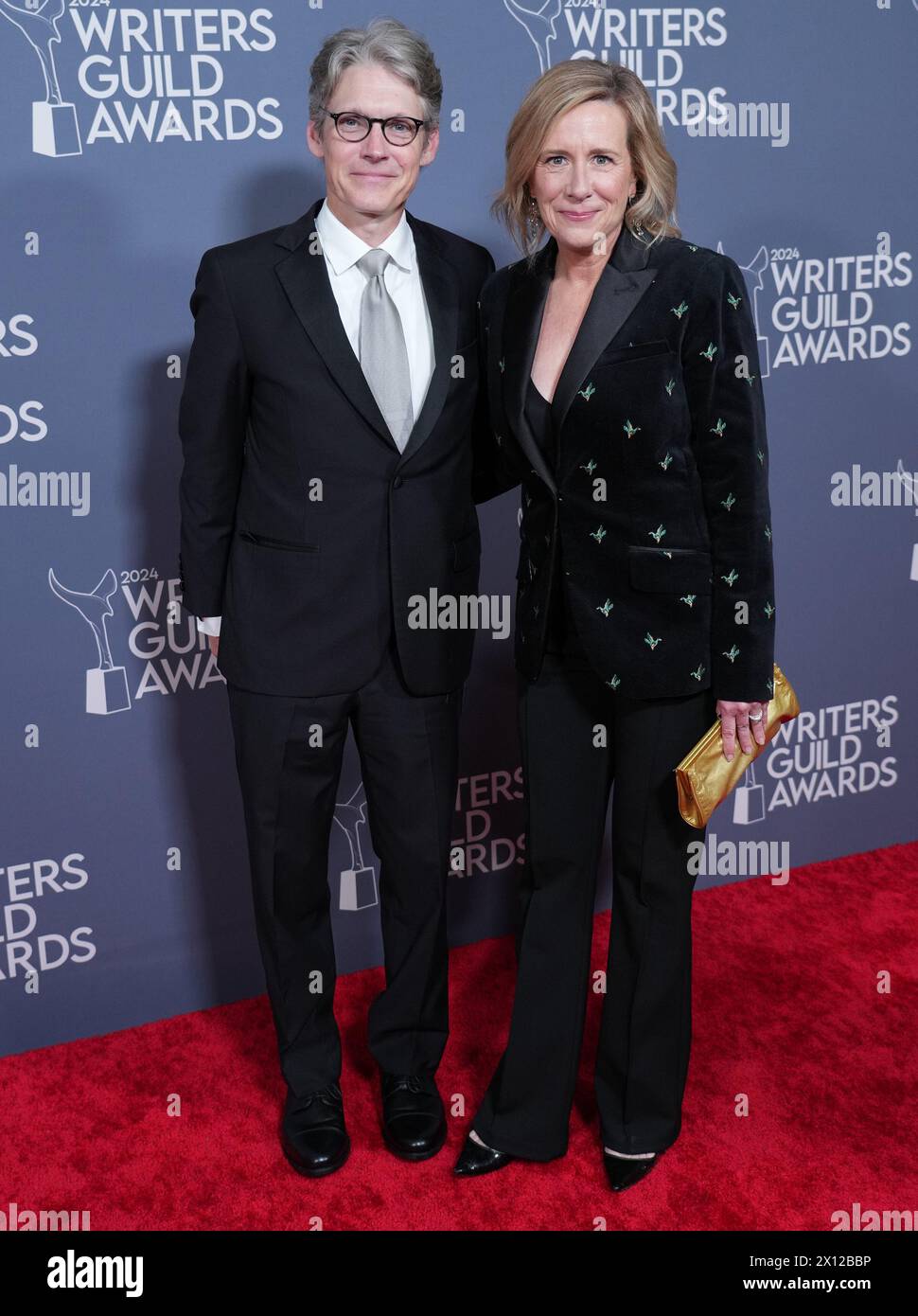 Los Angeles, USA. April 2024. (L-R) Adrian Wenner und Betsy Thomas kommen bei der Zeremonie der Writers Guild Awards 2024 in Los Angeles an, die am Sonntag, den 14. April 2024, im Hollywood Palladium in Los Angeles, KALIFORNIEN, stattfindet. (Foto: Sthanlee B. Mirador/SIPA USA) Credit: SIPA USA/Alamy Live News Stockfoto