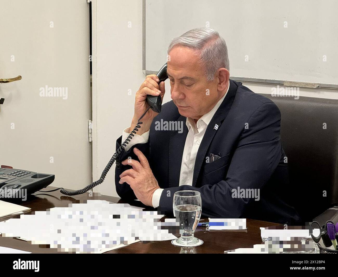 (240415) -- PEKING, 15. April 2024 (Xinhua) -- dieses am 14. April 2024 veröffentlichte Foto zeigt den israelischen Premierminister Benjamin Netanjahu, der einen Anruf mit dem US-Präsidenten Joe Biden macht. US-Präsident Joe Biden sagte dem israelischen Premierminister Benjamin Netanjahu während eines Anrufs am Samstag, dass die Vereinigten Staaten jeden israelischen Gegenangriff gegen den Iran ablehnen würden, berichtete das US-Nachrichtenportal Axios unter Berufung auf einen hochrangigen Beamten des Weißen Hauses. (GPO/Handout via Xinhua) Stockfoto