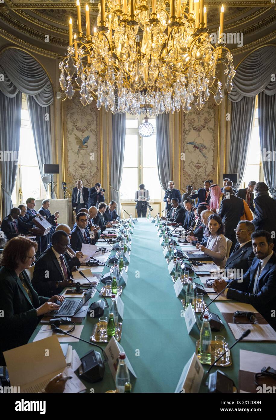 Annalena Baerbock Buendnis 90/die Gruenen, Bundesaussenministerin, fotografiert im Rahmen Ihrer Teilnahme an der internationalen humanitaeren Konferenz zu Sudan und seinen Nachbarlaendern. Fotografiert im Auftrag des Auswaertigen Amtes Paris Frankreich *** Annalena Baerbock Buendnis 90 die Gruenen, fotografiert während ihrer Teilnahme an der internationalen humanitären Konferenz zum Sudan und seinen Nachbarländern fotografiert im Auftrag des Auswärtigen Amtes Paris Frankreich Copyright: xThomasxKoehlerxAAxphotothek.dex Stockfoto