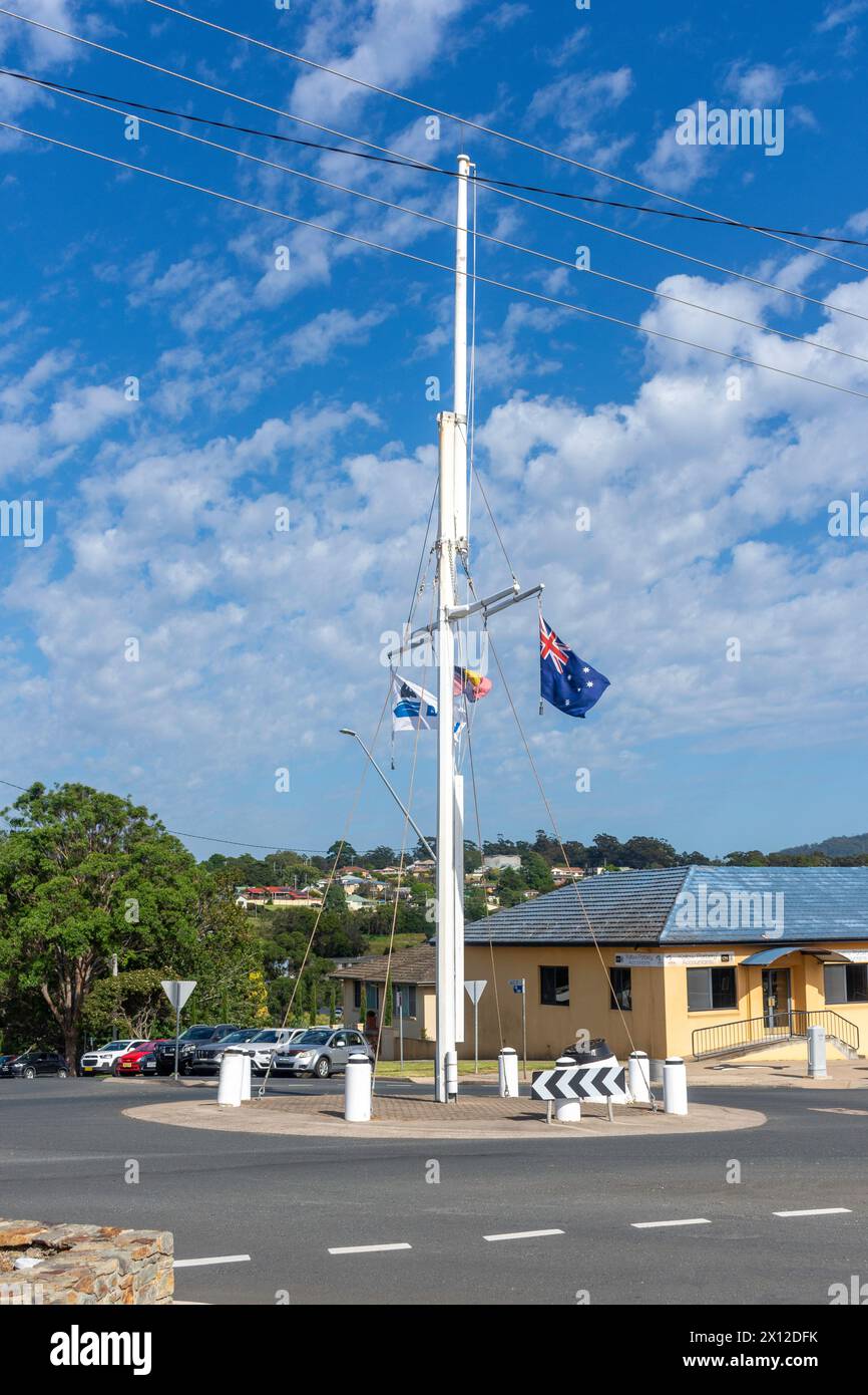 Flagmast (1861) am Kreisverkehr, Imlay Street, Eden, New South Wales, Australien Stockfoto