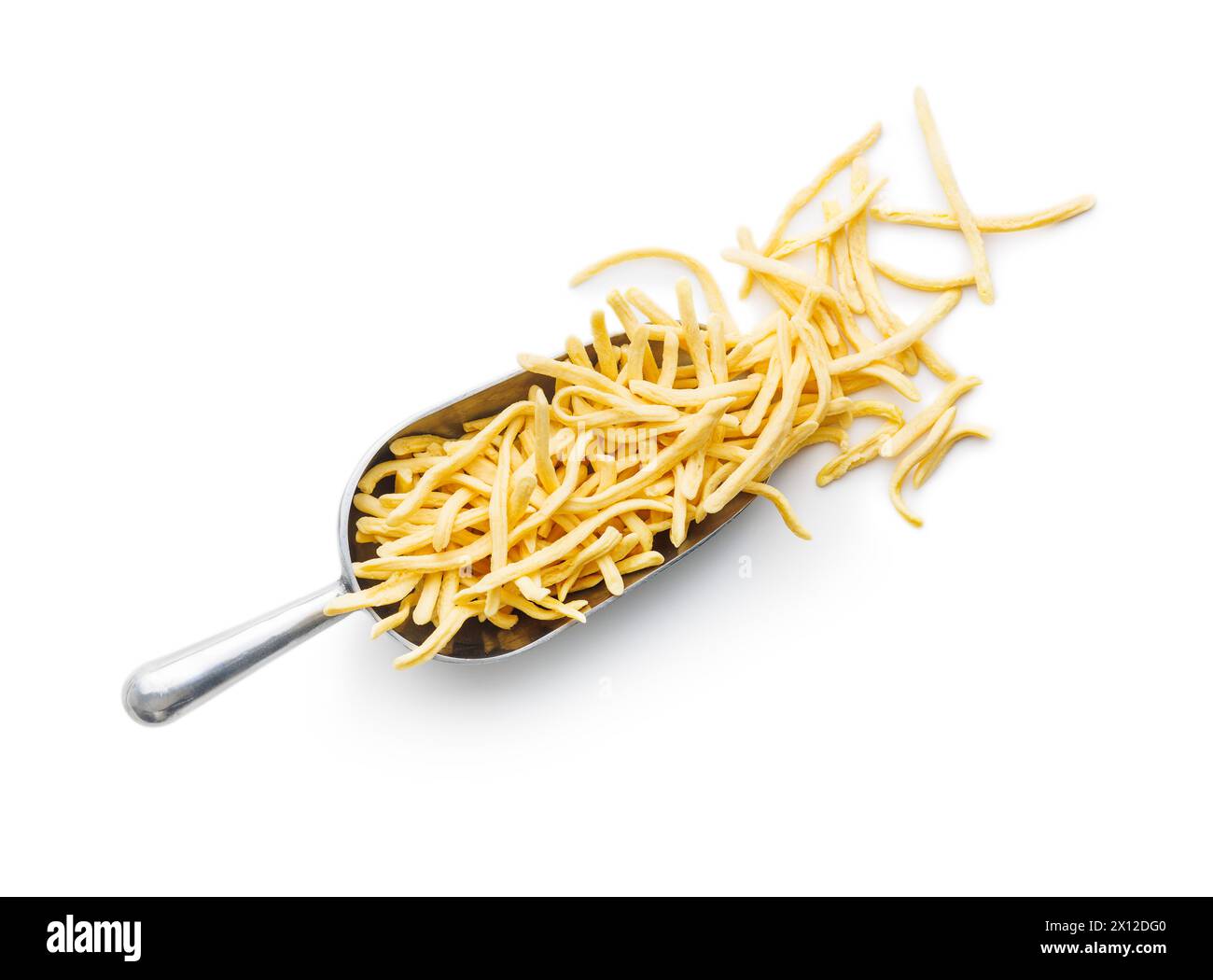 Ungekochte Spätzle-Pasta in Löffel isoliert auf weißem Hintergrund. Stockfoto