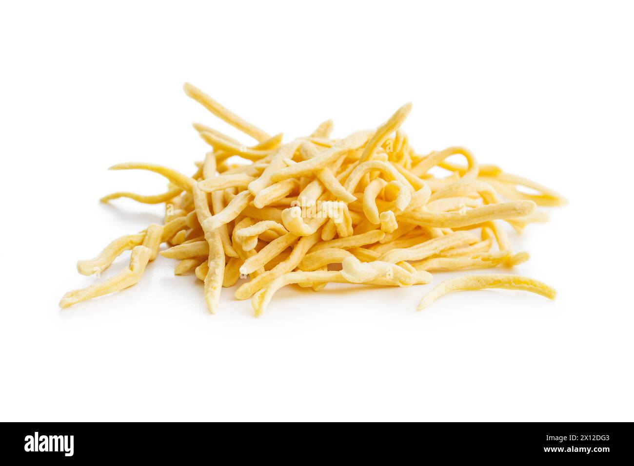 Ungekochte Spätzle, isoliert auf weißem Hintergrund. Stockfoto