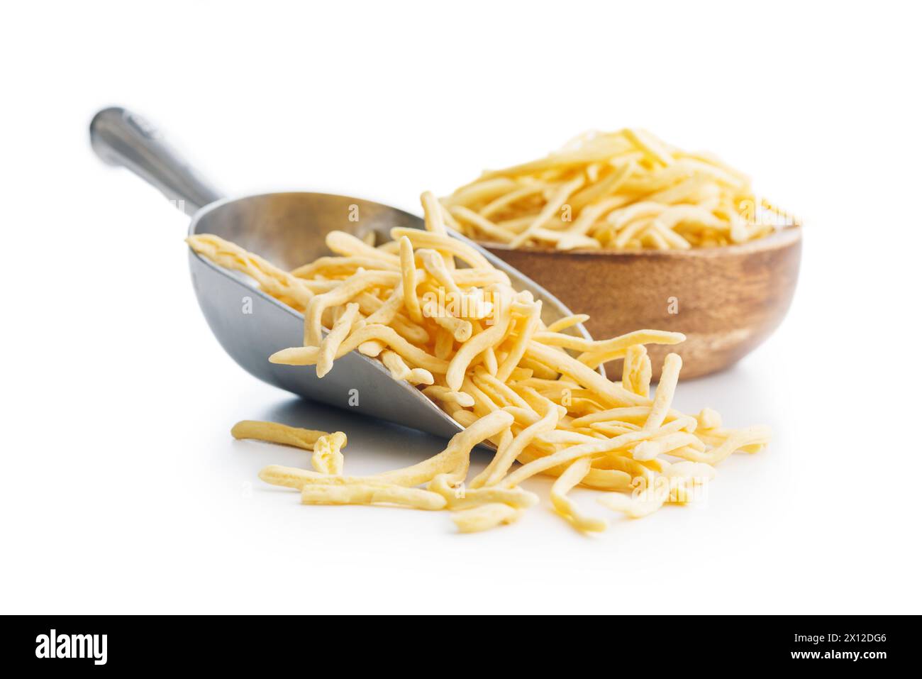 Ungekochte Spätzle-Pasta in Löffel isoliert auf weißem Hintergrund. Stockfoto