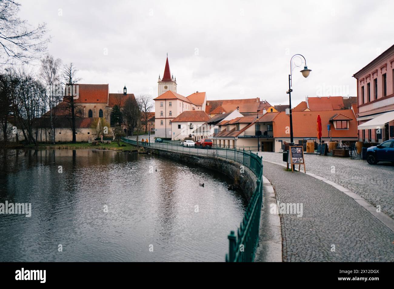 Kleine Stadt Blatna in der Tschechischen Republik, Straße zum Schloss Stockfoto