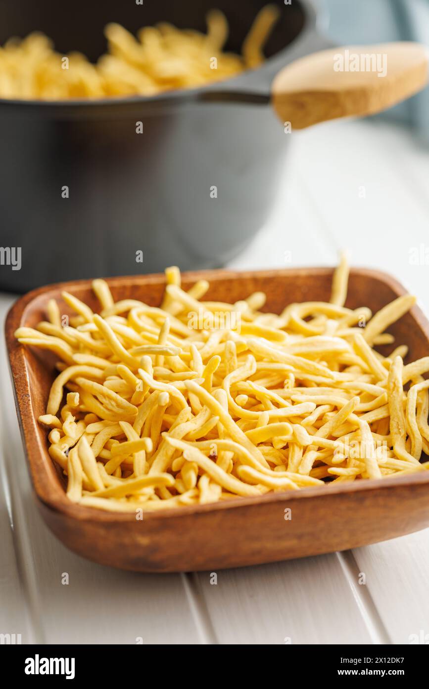 Ungekochte Spätzle Nudeln in einer Schüssel auf einem Küchentisch. Stockfoto