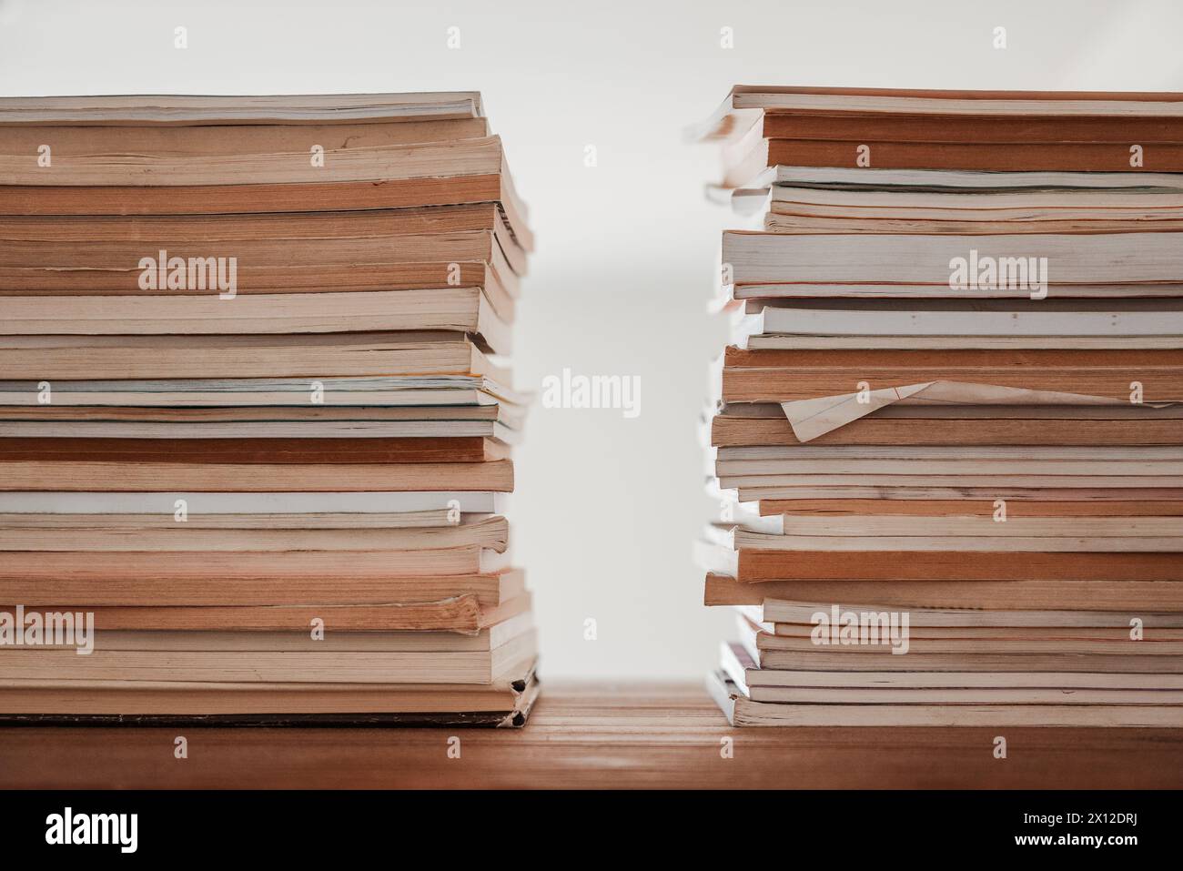 Bücherstapel in der Bibliothek im sonnigen Haus Stockfoto
