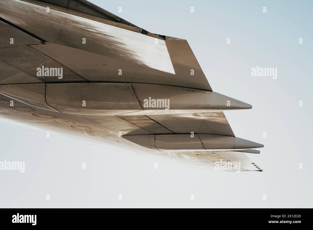 Minimalistischer Blick auf den Flugzeugflügel von unten Stockfoto