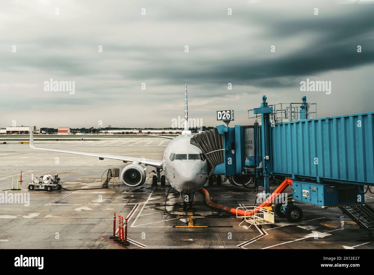 Boeing 737 parkte an einem Tor mit stürmischem Himmel Stockfoto