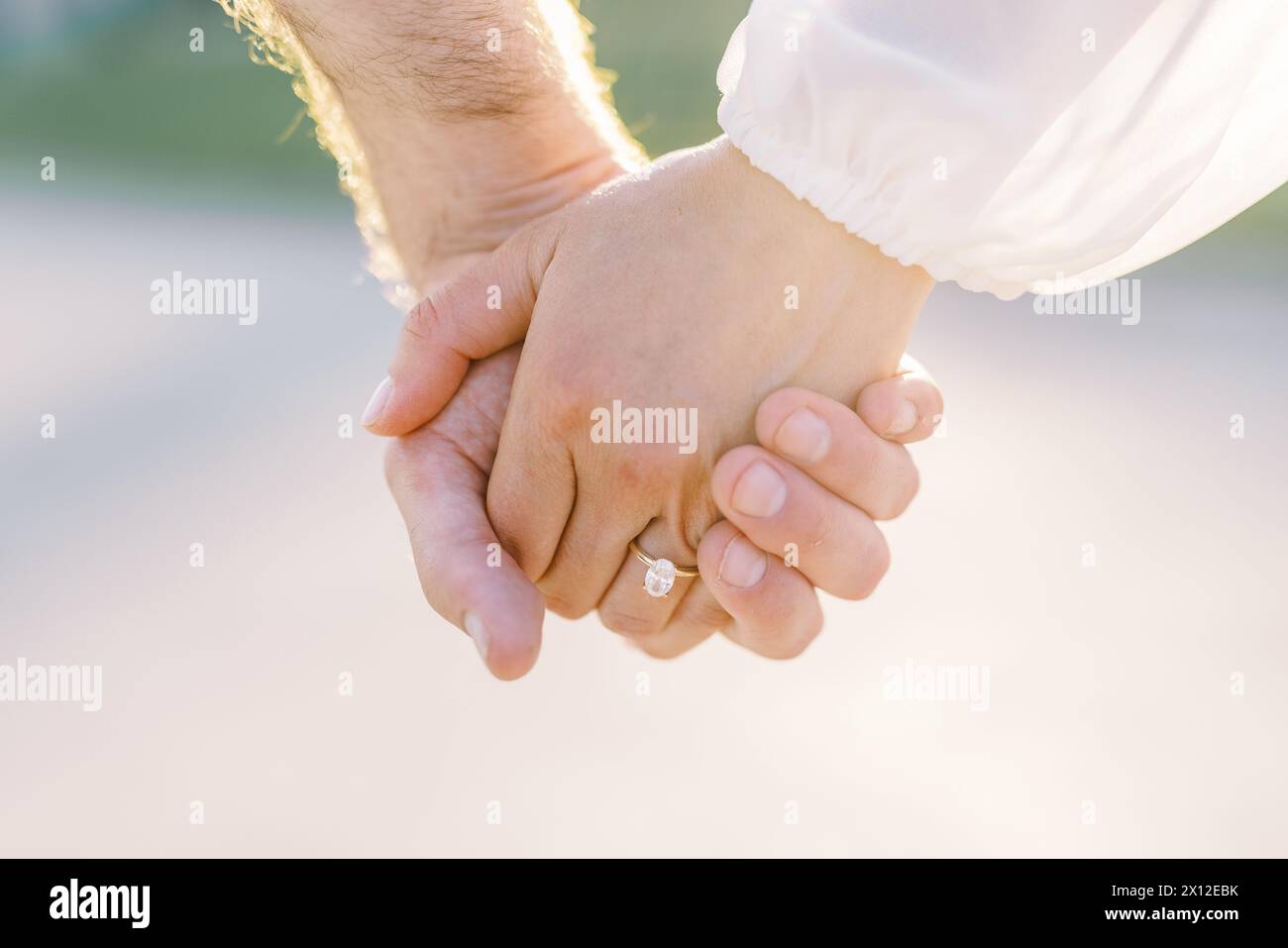 Nahaufnahme von paar Hand in Hand mit Verlobungsring Stockfoto