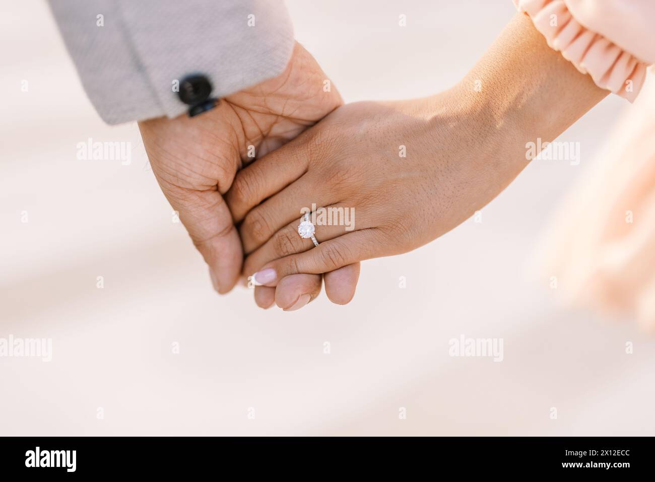 Nahaufnahme der Hände eines Paares mit Verlobungsring Stockfoto