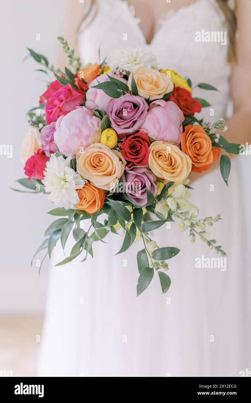 Brautstrauß mit leuchtenden Rosen und Grün Stockfoto