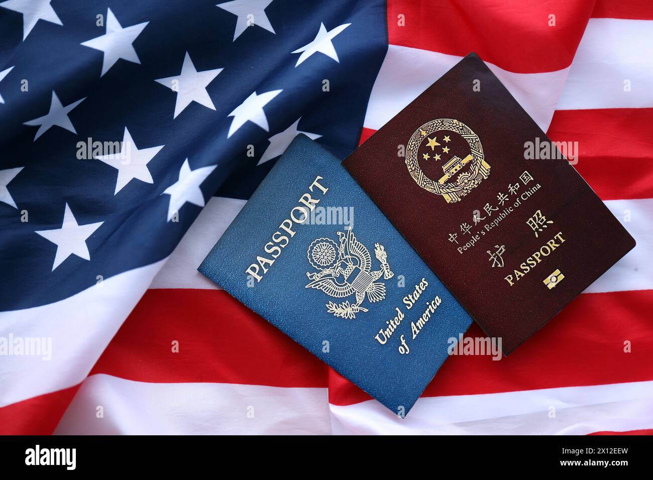 Pass der Republik China mit US-Pass auf Vereinigte Staaten von Amerika gefaltete Flagge aus nächster Nähe Stockfoto