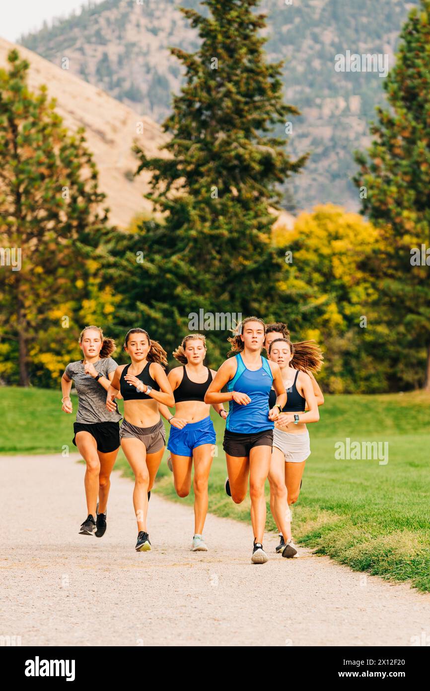 Hochschulsportlerinnen, die während des Leichtathletiktrainings laufen Stockfoto