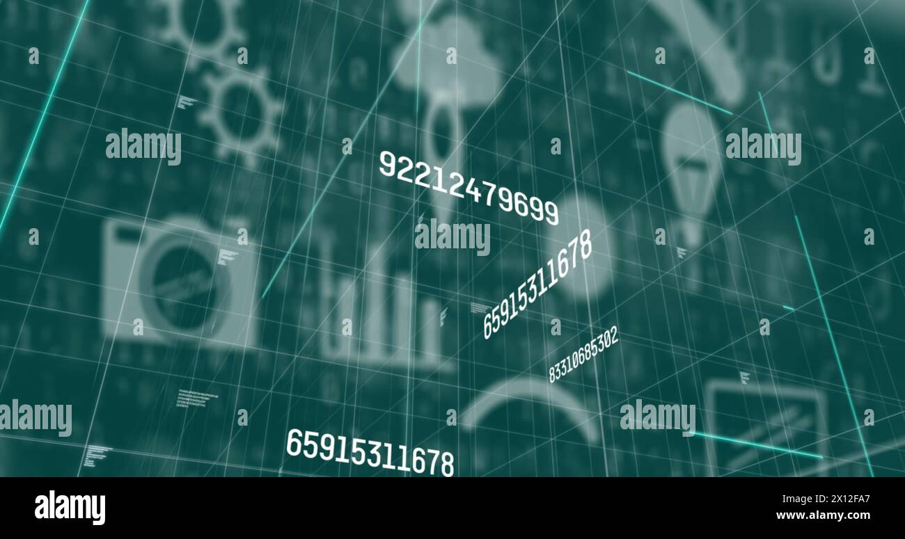 Mehrere sich ändernde Zahlen und Datenverarbeitung mit mehreren digitalen Symbolen auf grünem Hintergrund Stockfoto