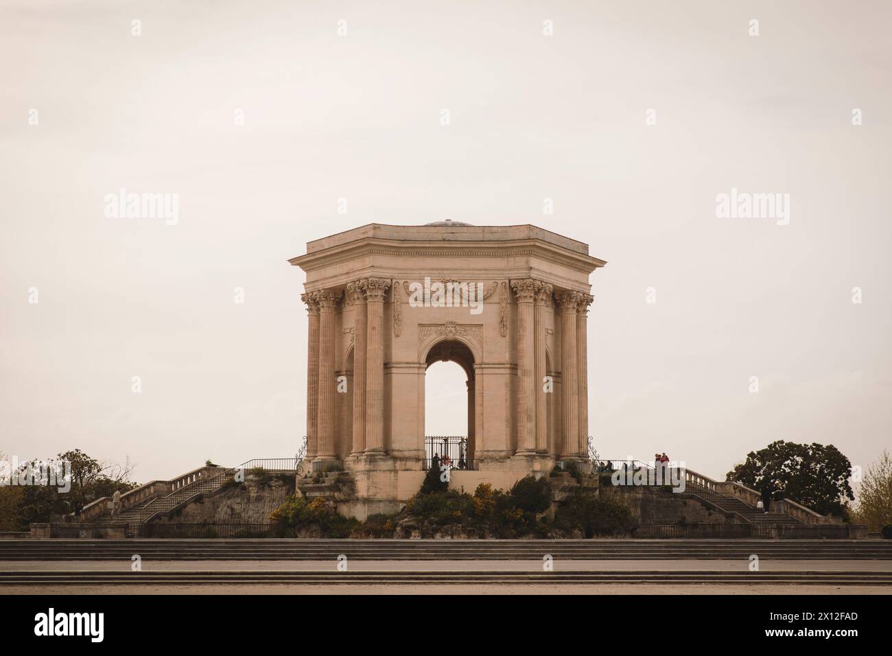 Mittelalterlicher Bogen auf einem Platz in Montpellier, Frankreich. Stockfoto