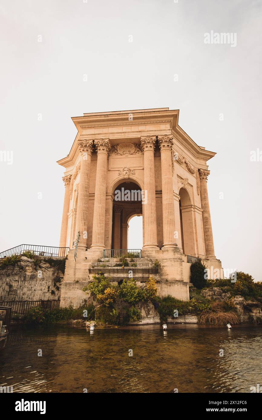 Mittelalterlicher Bogen auf einem Platz in Montpellier, Frankreich. Stockfoto
