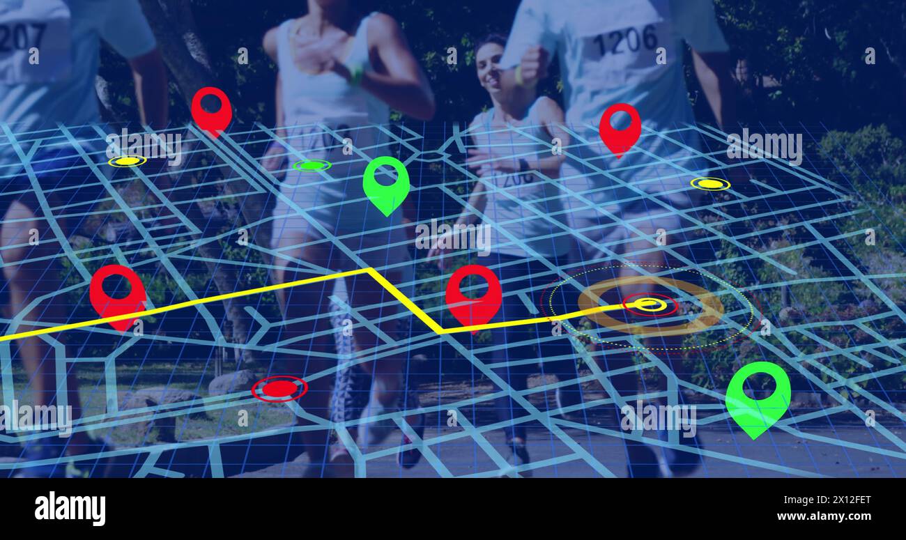 Navigatornadel über Navigationskartenlinien gegen Gruppen unterschiedlicher Personen, die einen Marathon laufen Stockfoto