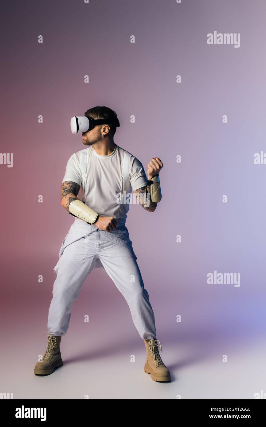 Ein Mann in einer Baseballuniform greift selbstbewusst einen Baseballschläger und ist bereit, einen kräftigen Schwung in einer Studioumgebung zu nehmen. Stockfoto