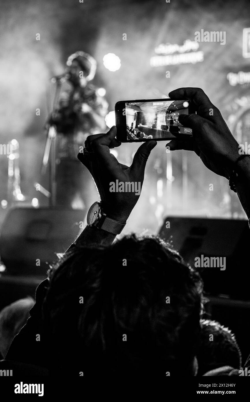 Musikfan fotografiert die Band auf der Bühne La Caravane Passe Stockfoto
