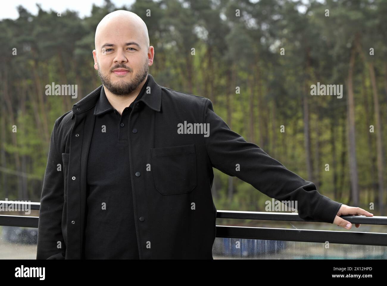 Dilsen Stokkem, Belgien. April 2024. Der belgische Snooker-Spieler Luca Brecel posiert für den Fotografen auf einer Pressekonferenz in Dilsen-Stokkem zur Snooker-Weltmeisterschaft in England am Montag, den 15. April 2024. Brecel war der erste belgische Mann, der letztes Jahr den Weltmeistertitel im Snooker gewann. BELGA PHOTO ERIC LALMAND Credit: Belga News Agency/Alamy Live News Stockfoto