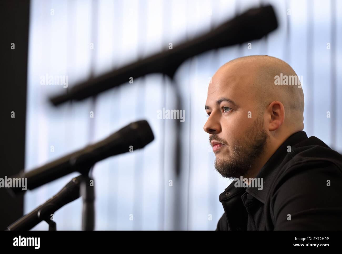 Dilsen Stokkem, Belgien. April 2024. Der belgische Snooker-Spieler Luca Brecel wurde während einer Pressekonferenz in Dilsen-Stokkem über die Snooker-Weltmeisterschaft in England am Montag, den 15. April 2024, aufgenommen. Brecel war der erste belgische Mann, der letztes Jahr den Weltmeistertitel im Snooker gewann. BELGA PHOTO ERIC LALMAND Credit: Belga News Agency/Alamy Live News Stockfoto