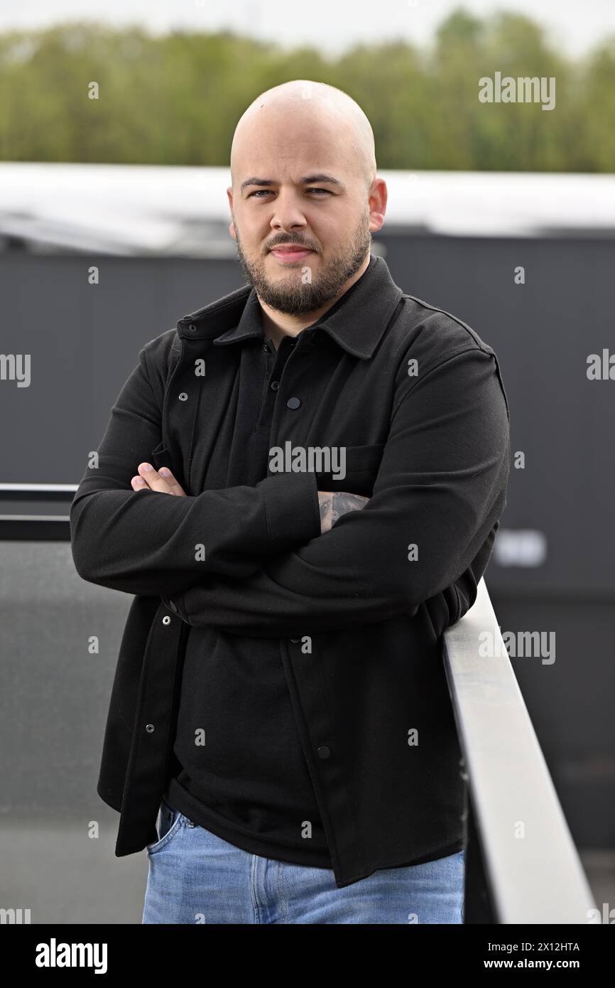 Dilsen Stokkem, Belgien. April 2024. Der belgische Snooker-Spieler Luca Brecel posiert für den Fotografen auf einer Pressekonferenz in Dilsen-Stokkem zur Snooker-Weltmeisterschaft in England am Montag, den 15. April 2024. Brecel war der erste belgische Mann, der letztes Jahr den Weltmeistertitel im Snooker gewann. BELGA PHOTO ERIC LALMAND Credit: Belga News Agency/Alamy Live News Stockfoto